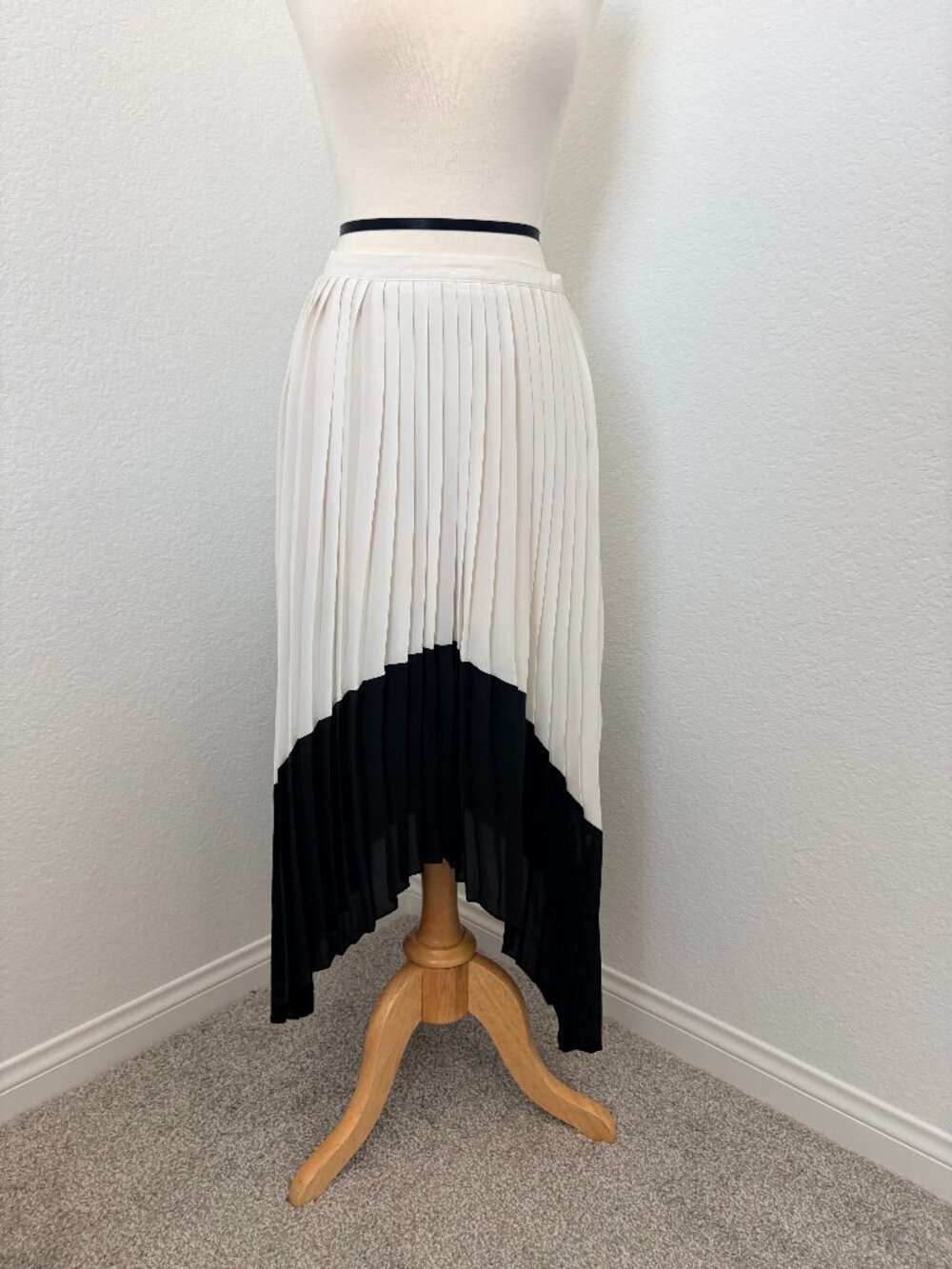 Express Women’s Solid Pleated Long Skirt White Black Zip Closure Size 4